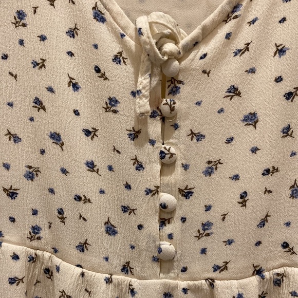 American Eagle V-Neck Flutter Sleeves Flowy Cream Color with Flowers Size M - Picture 8 of 9